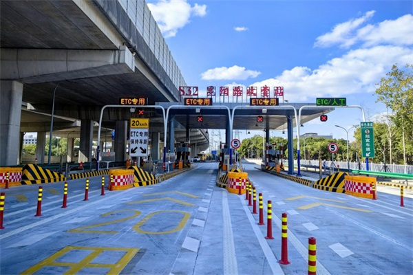 上海S32昆阳路收费站广场